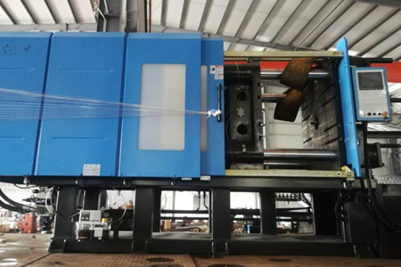 果筐注塑機廠家如何保證設備性能的一致性和穩(wěn)定性？